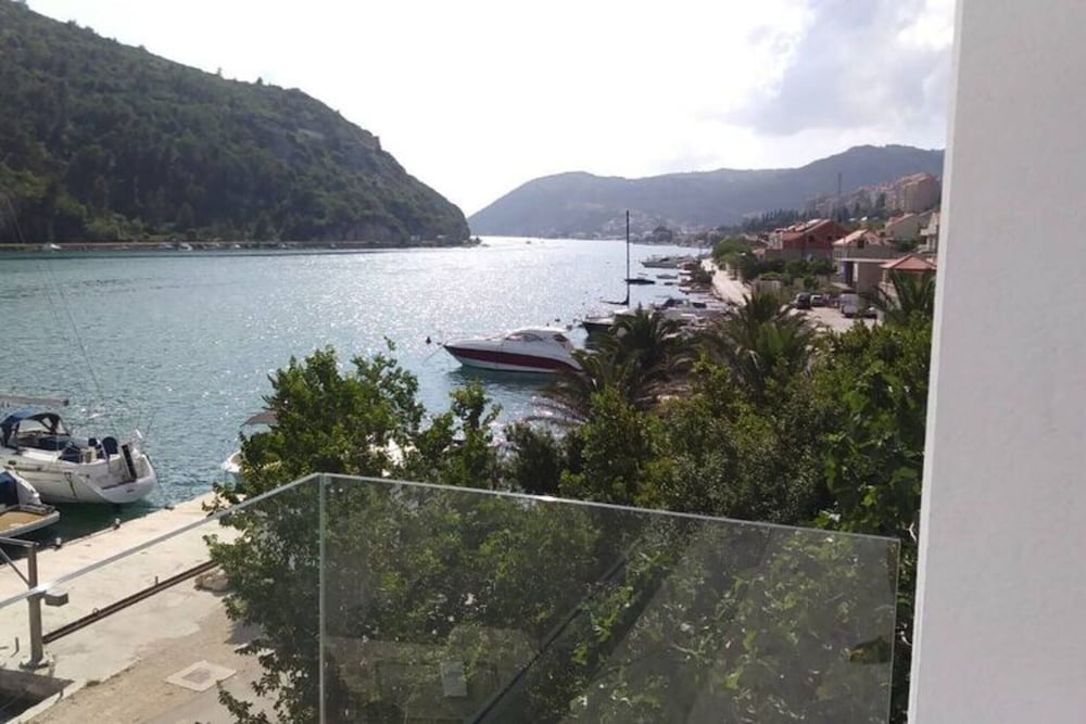 Villa Riva - Five Bedroom Villa With Pool and Sea View