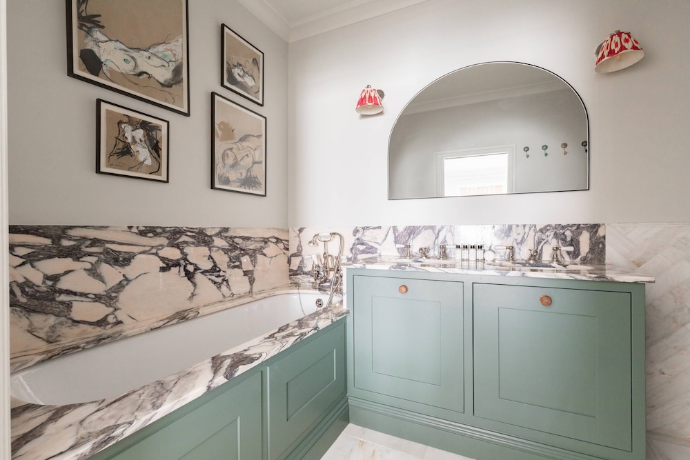 Ladbroke Gardens VII by Onefinestay