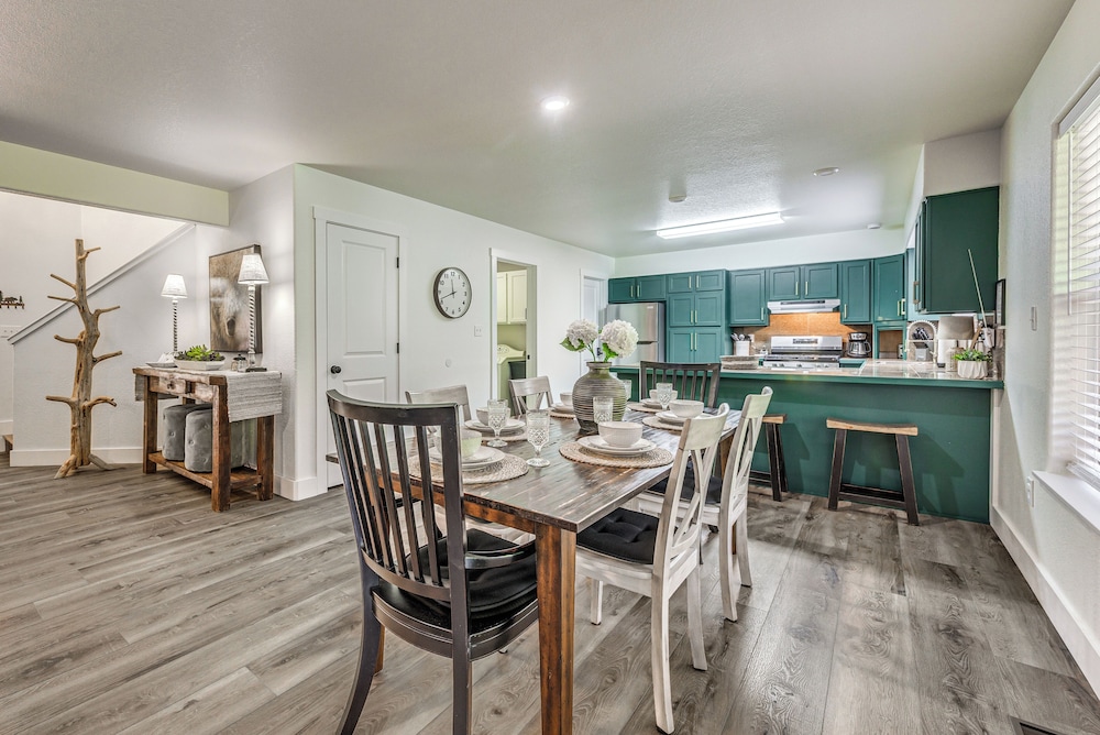 1 Mi to Grindstone Lake: Modern Ruidoso Retreat!