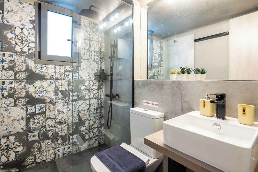 The Beatles 2-BR Apartment in Athens