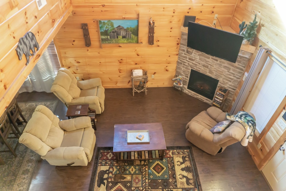 2 BR Pigeon Forge Home w/ Porch & Hot Tub
