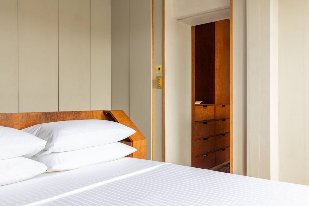Pont Street IV by Onefinestay