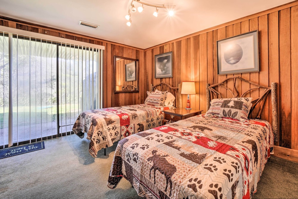 Chalet w/ Mtn Views & Golf Course Access!