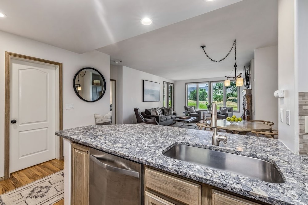 Stunning Renovated 2 Bedroom in Arrowhead Village! Studio Condo