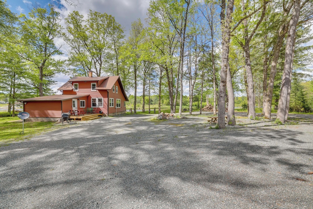 Hatfield Family Home on Lake Arbutus: Boat & Hike