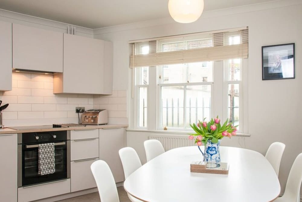 Central Quiet 2 Bedroom Townhouse With Office view 3