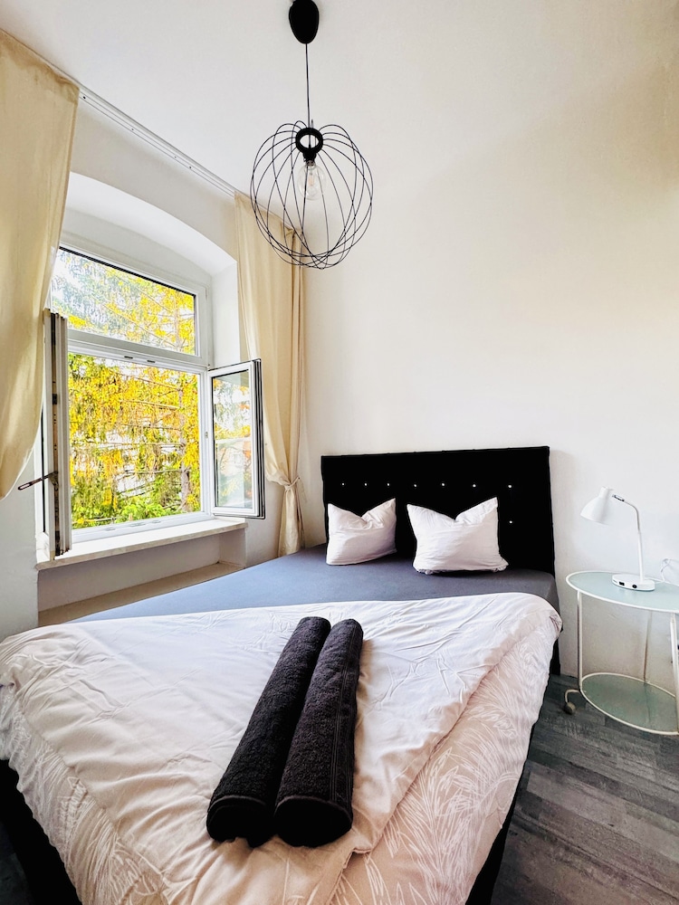 Peaceful 2BR Stay Well Connected