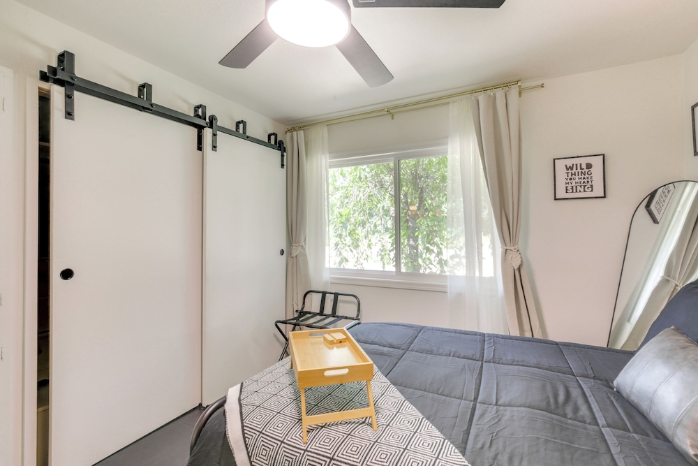 Modern Creekside Retreat 1 Mi to Spirit Mtn Casino