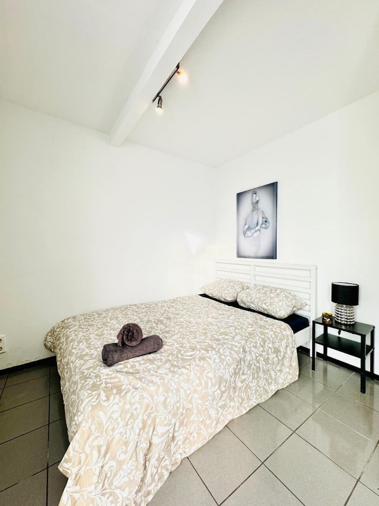 7 private Rooms in a spacious Villa