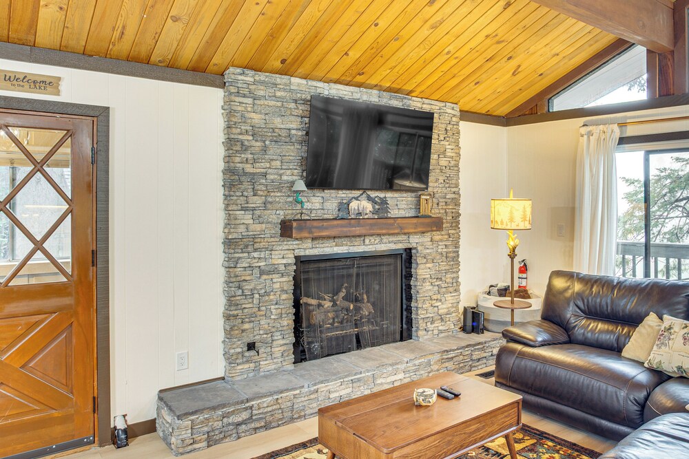 3 Mi to Lake Arrowhead Village: Pine-view Home!