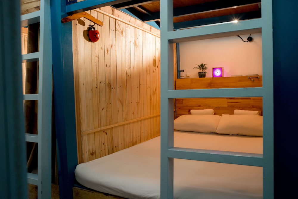 KHA Hostel & Cafe
