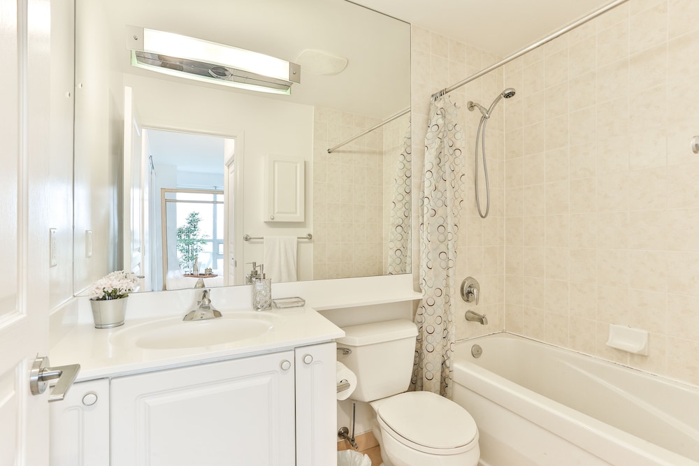 Vibrant Urban Condo 2Bed 2Bath - Image 5