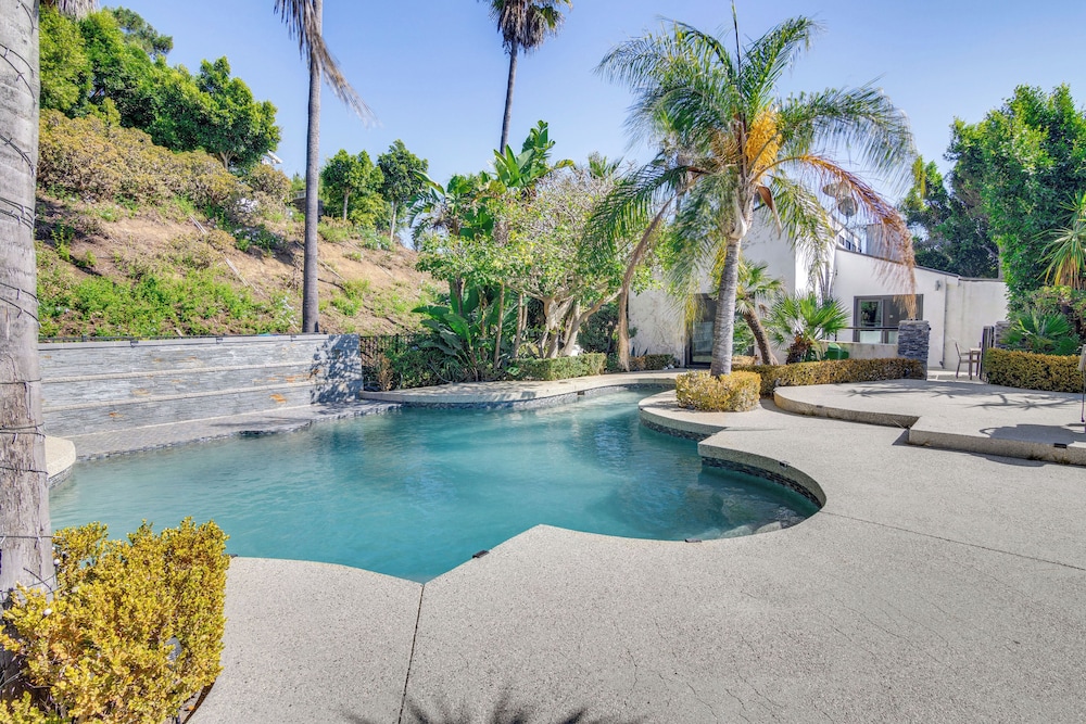 Pool, Spa & Ocean Views - Modern Home in Malibu!