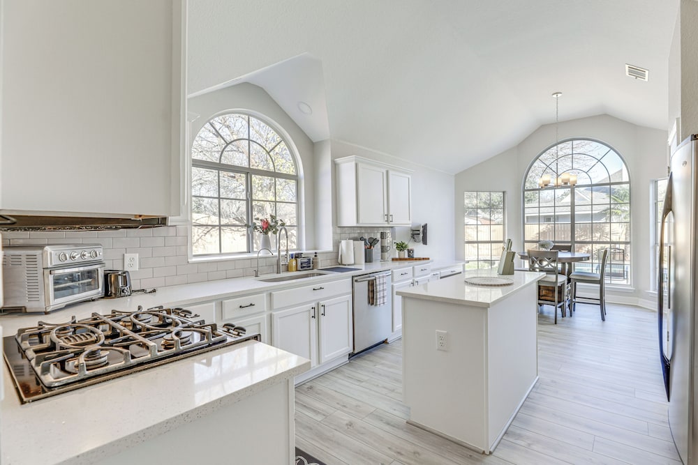 9 Mi to The Domain: Spacious Pflugerville Haven!