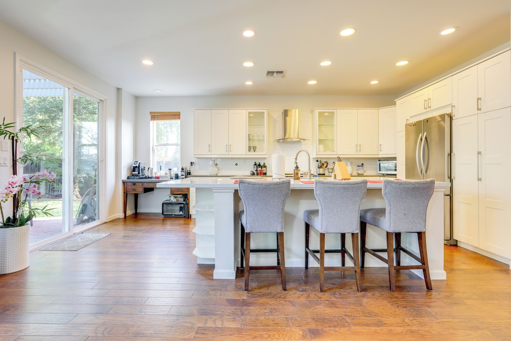 4 Mi to UC Davis: Updated Family Home!