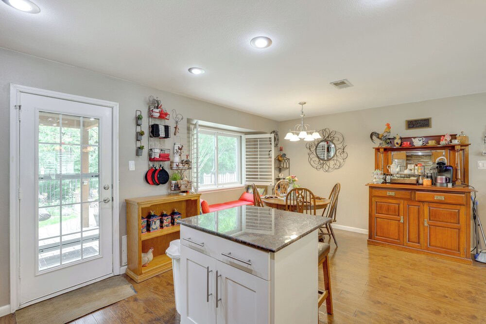 5 Mi to Lewisville Lake: Couple's Retreat w/ Yard