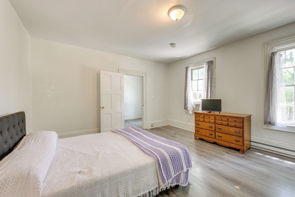 8 Mi to Keuka Lake: Walkable Apartment in Bath