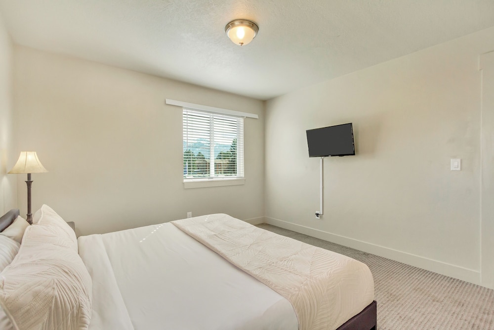 Hill Field Stays by Cloud Dream Homes