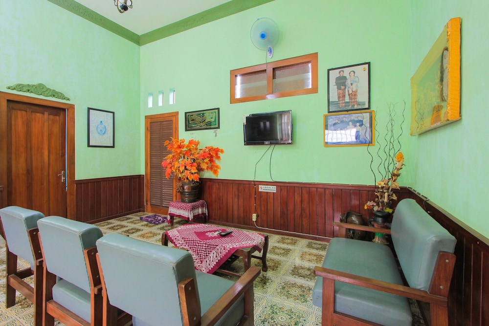 SPOT ON 2490 Griya Kencana Homestay view 2