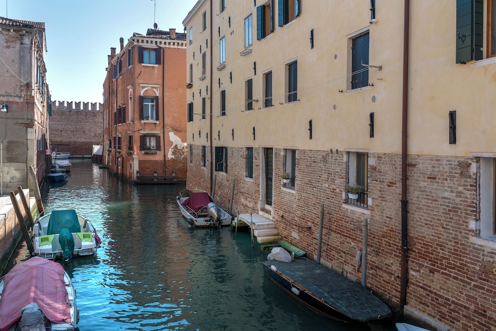 Ca' Fettier canal view