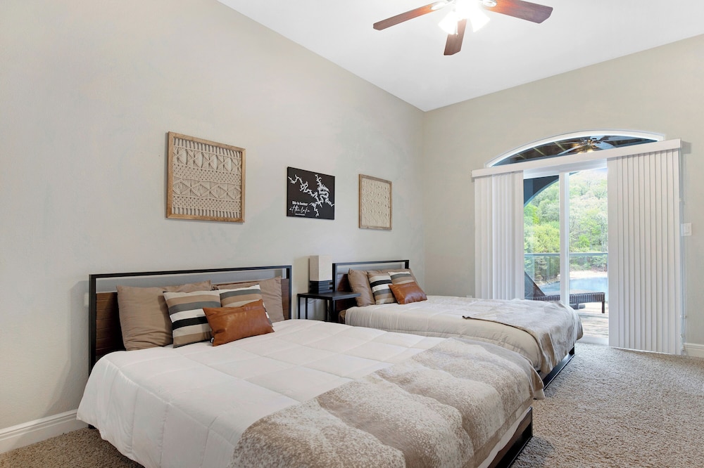 Huge! Sleeps 30-kayaks, Pedal Boat & Paddle Boards