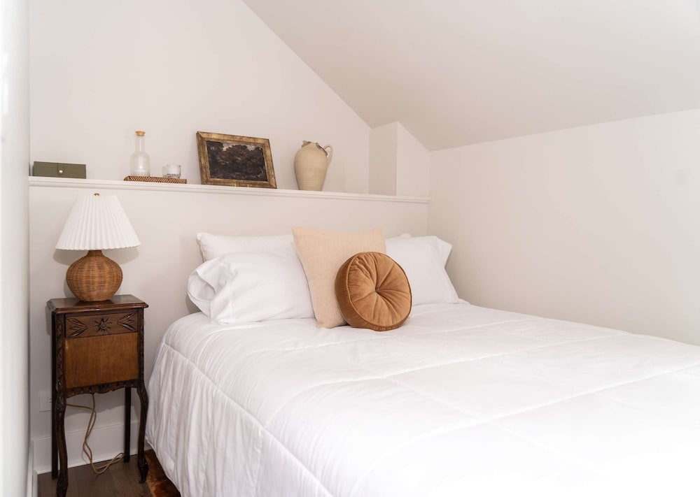 Magnolia Manor - Remodeled Home Near Downtown