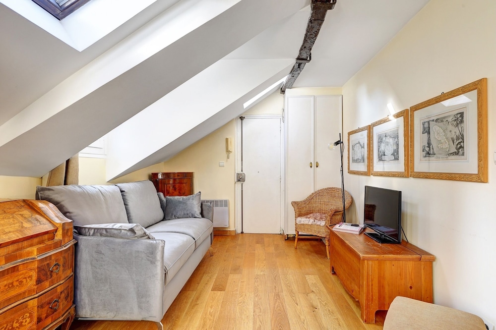 Comfortable 1BR in Latin Quarter