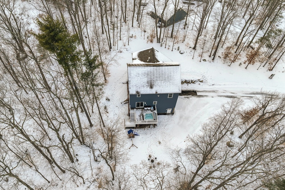 Mtn-view Gem w/ Hot Tub & Fire Pit in North Conway