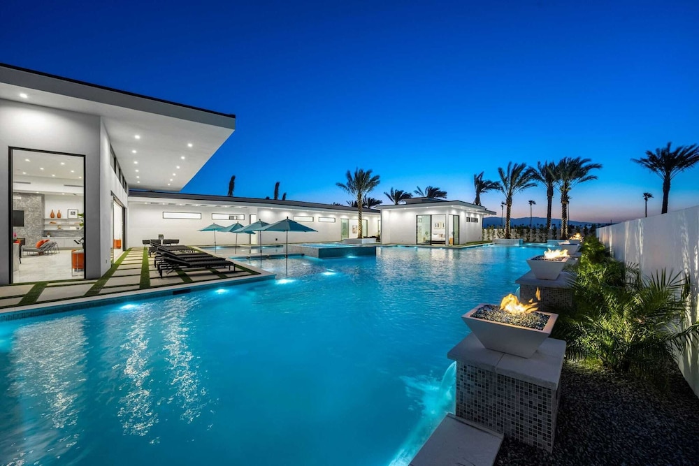 Sleeps 23 Luxury Villa w/ Pool, Hot Tub & Pickleball Court Bravo Villa 10