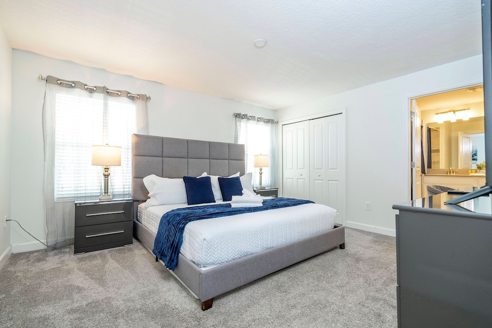 Beautiful 4 BR Close to Disney