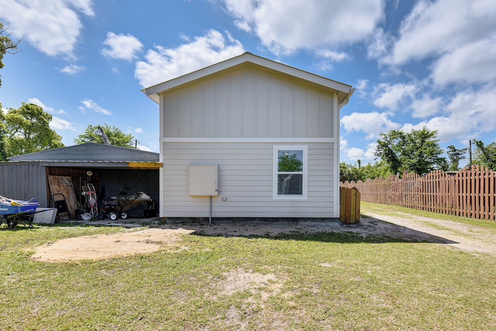 13 Mi to St Andrews State Park: Cabin w/ Patio!