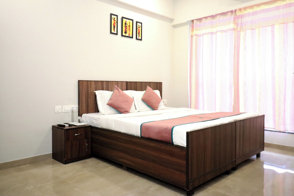 Pinaki Comfort Stay, Vile Parle - Near Airport
