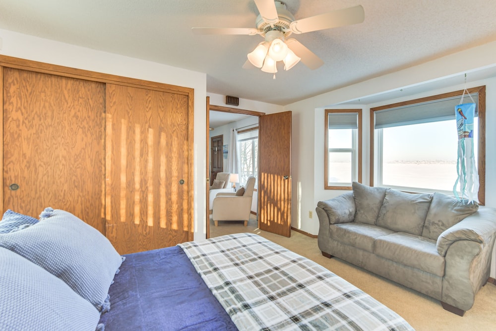 Lakefront Pelican Rapids Cabin w/ Boat Dock!