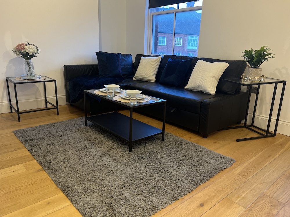 Hull Spacious Apartment 7 view 3