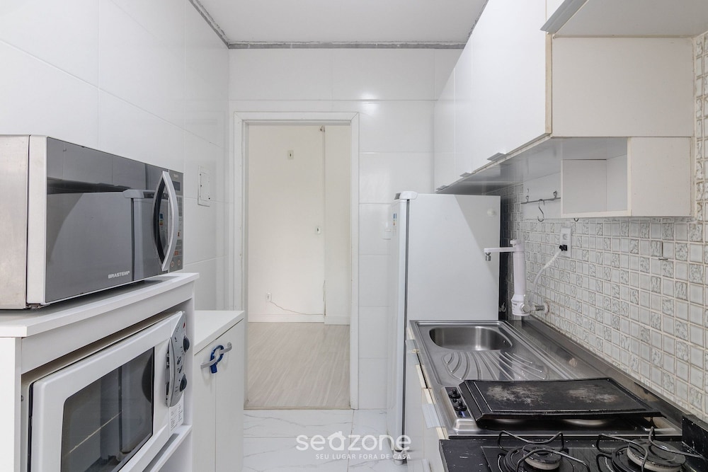 Full 2-bed Apt 80m From the Beach in BC