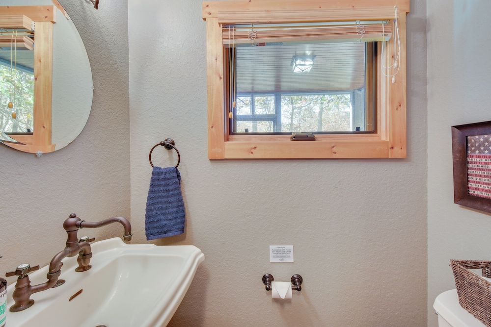 Fish, Hike & Swim: Lake Burton Retreat w/ Hot Tub!
