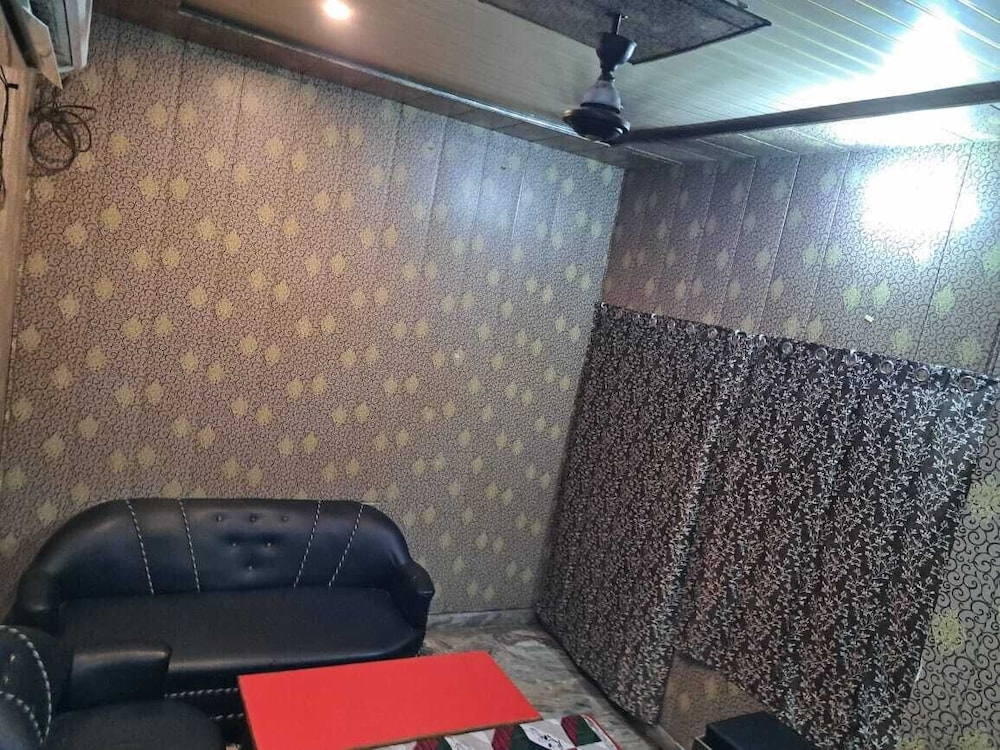Pari Ac Restaurant & Hotel