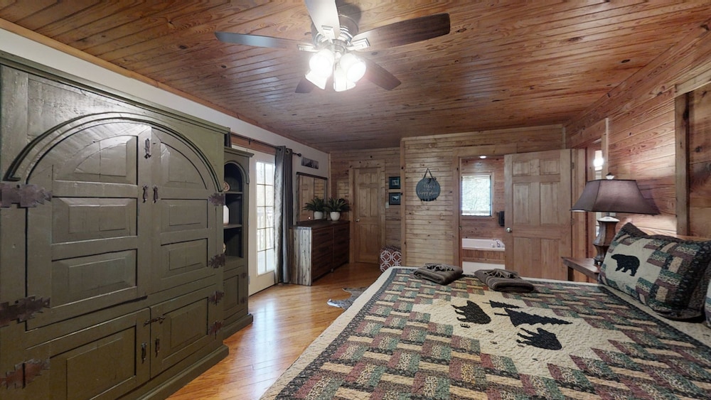 A Cowpoke's Dream 3 Bedroom Cabin by RedAwning view 5