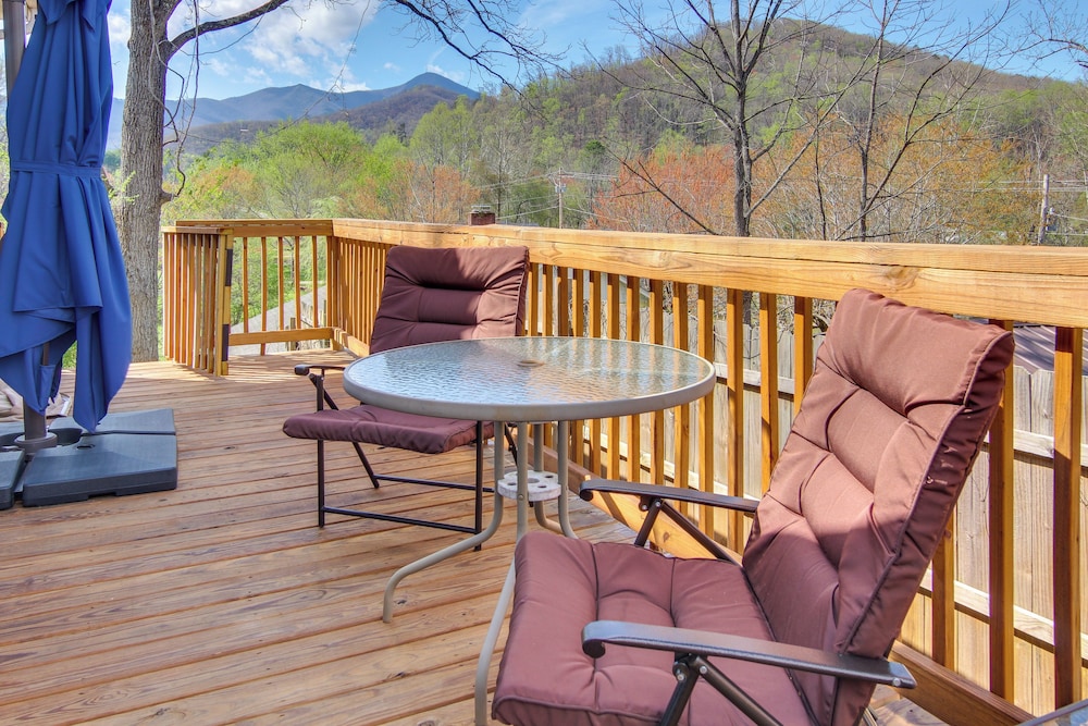 6 Mi to Blue Ridge Parkway: Home w/ Deck & Views!