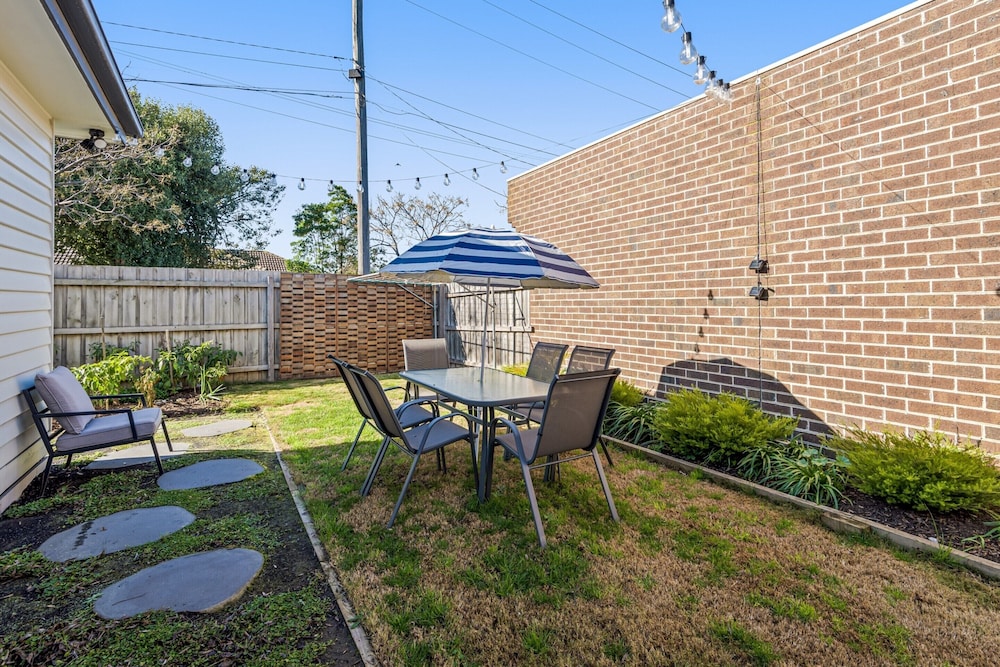Spacious 3-bed With Outdoor Dining Near Airport