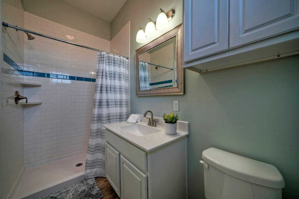 Sleeps 23, 2 Beachside Homes Resort Pool, Walk to the Beach, Balcony + Yard