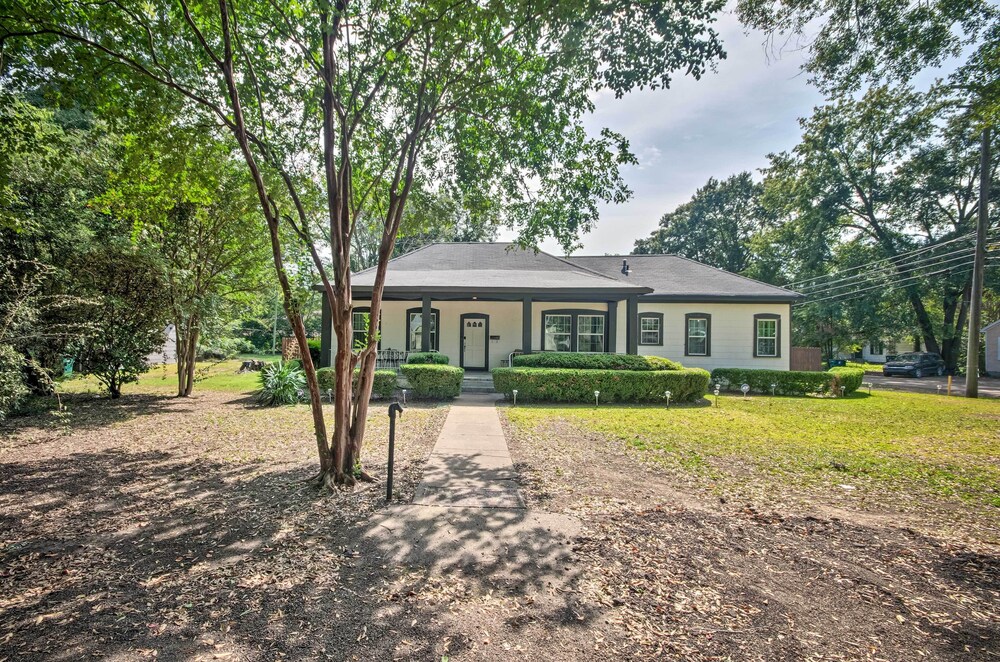 Modern Greenwood Studio < 1 Mi to Downtown! view 5