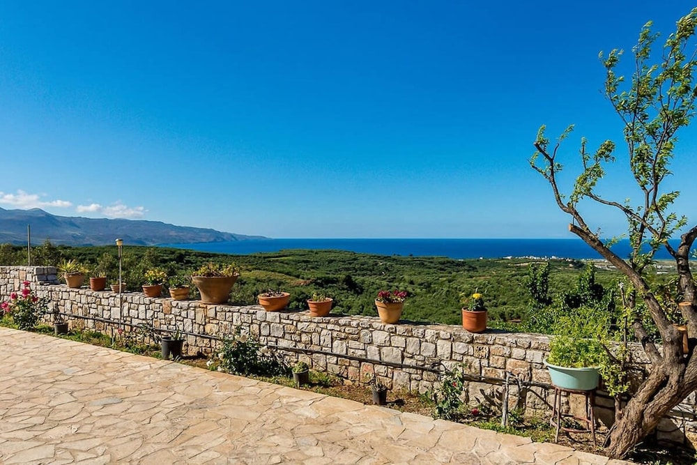 Escape to Paradise - Chania s Seaside Getaway