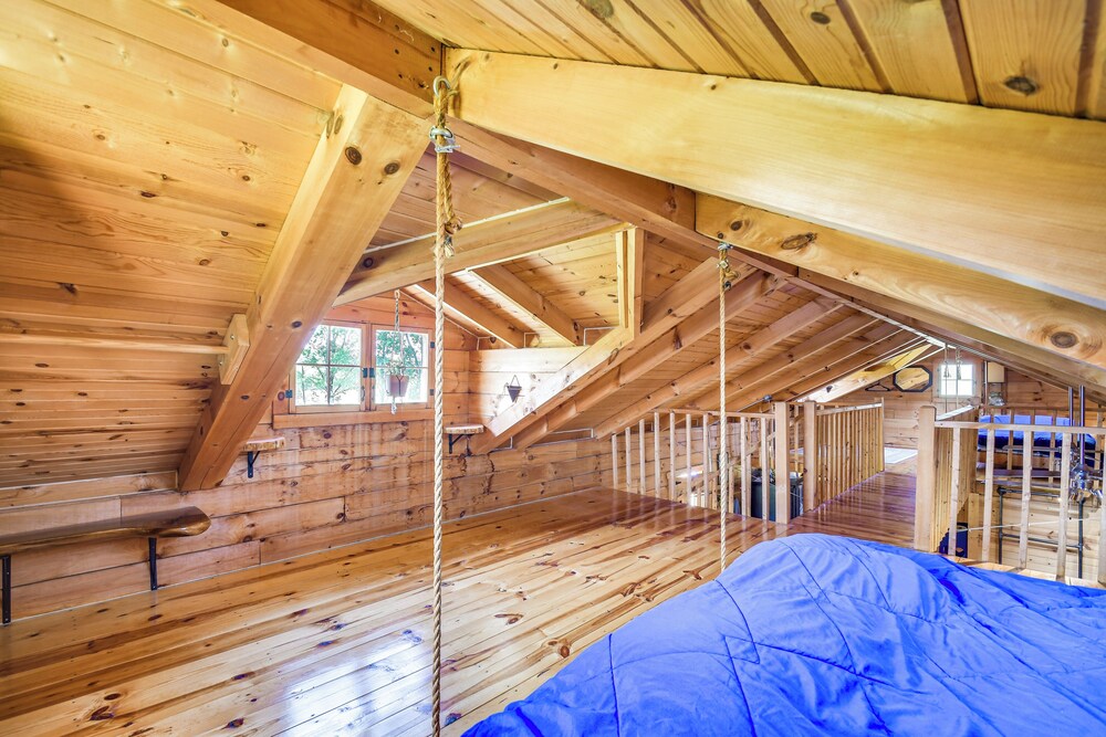 Bellevue Log Cabin w/ Gas Grill & Creek Access