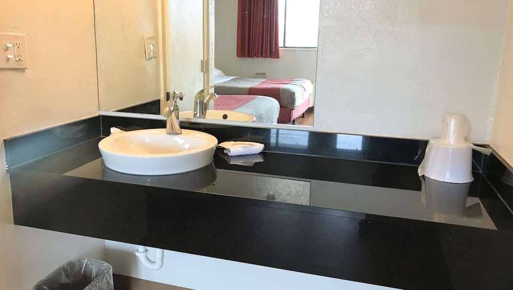Super 6 Inn & Suites Baton Rouge