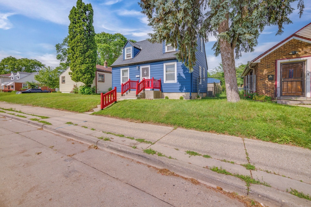 7 Mi to Historic Third Ward: Home in Lincoln Park!
