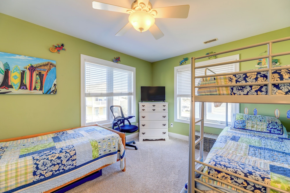 2 Blocks to Shore: Atlantic Beach Home w/ Views!