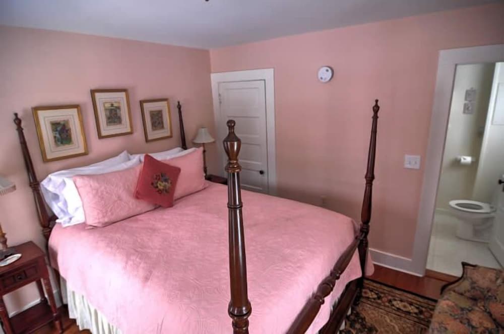 RiverWood Inn
