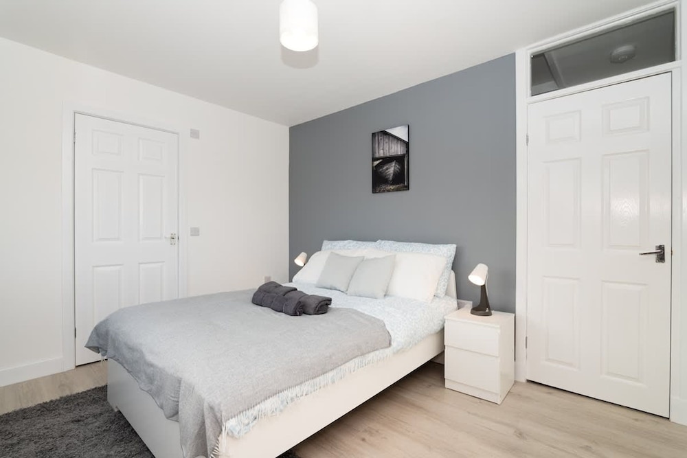 4 Bedrooms-2bath-free Parking
