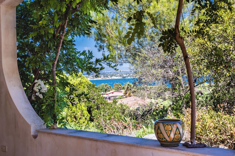 Galatea e Giardino delle Esperidi apartments with pool by Wonderful Italy